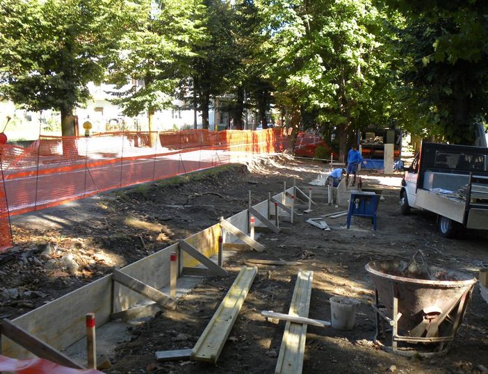 I lavori alla fermata bus sulla SS28