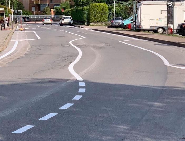 Cuneesi scatenati sulla nuova segnaletica orizzontale in via Pavese