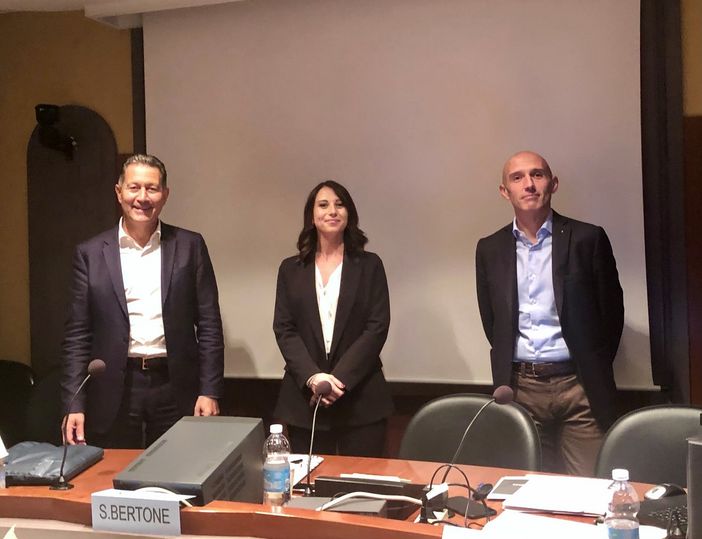 La neo presidente Sabrina Bertone con il presidente Ance Cuneo Gabriele Gazzano e il numero uno degli industriali cuneesi Mauro Gola La neo presidente Sabrina Bertone con il presidente Ance Cuneo Gabriele Gazzano e il numero uno degli industriali cuneesi Mauro Gola