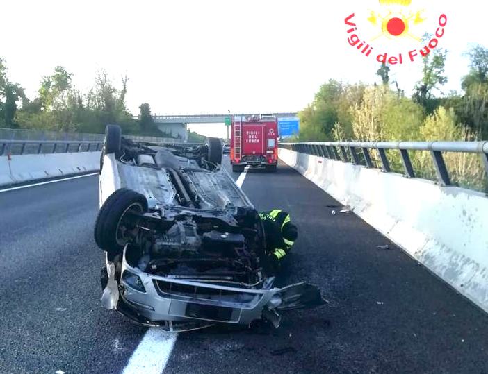 Dopo lo scontro si ribalta in autostrada: un ferito in un incidente sulla Torino-Savona