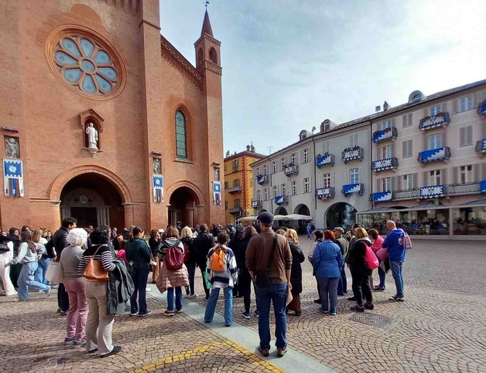 Turisti in piazza Duomo ad Alba