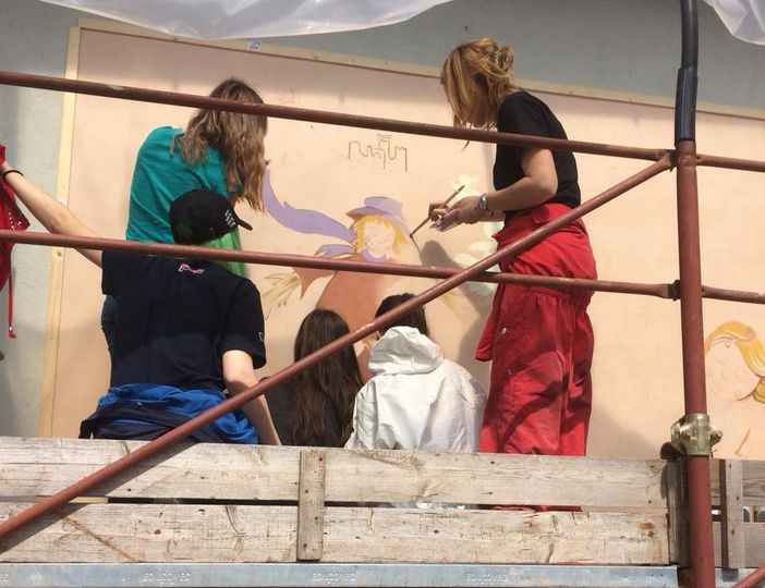 Al lavoro per realizzare il murales