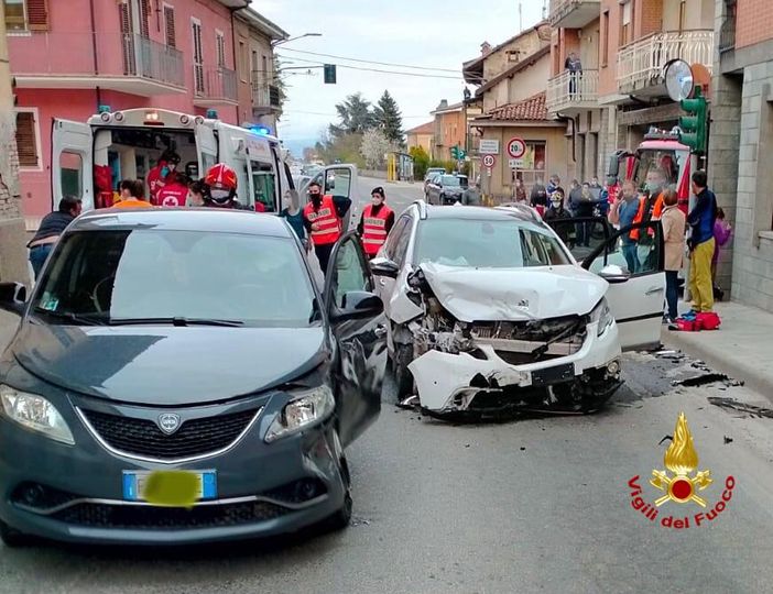 Rocca de' Baldi, incidente stradale in via Re Umberto I: due automobili coinvolte