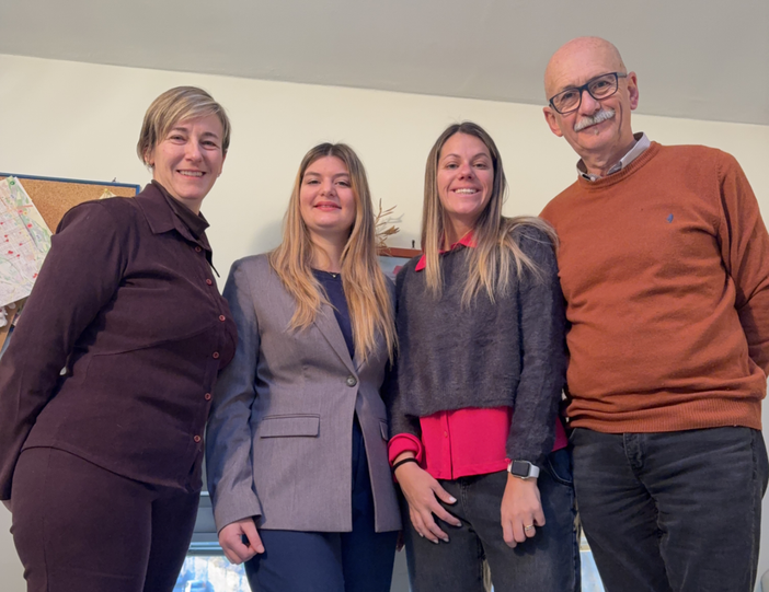 Da sinistra le assistenti sociali Barbara Politano e Chiara Beltramino, la vice-sindaca Beatrice Aimar e il sindaco Ezio Donadio