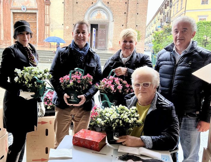 A Saluzzo più di 6mila euro per la ricerca sul cancro con le azalee dell'Airc A Saluzzo più di 6mila euro per la ricerca sul cancro con le azalee dell'Airc