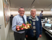 Il socio Pietro Bongiovanni con il Presidente Cornaglia al momento della consegna dei melograni Il socio Pietro Bongiovanni con il Presidente Cornaglia al momento della consegna dei melograni