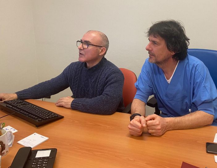 A destra Giovanni Torre, responsabile di vulnologia dell'Asl Cn2 con Giovanni Lamotta, coordinatore delle case di comunità di Bra, Alba, Santo Stefano Belbo e Canale