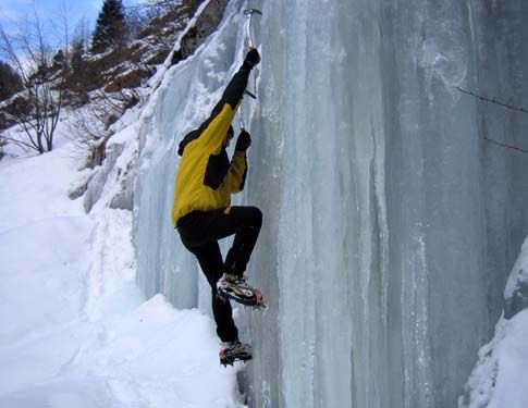 La Valle Varaita, patria italiana dell'arrampicata su cascate di ghiaccio, si prepara all'annuale raduno di arrampicata, con eventi collaterali