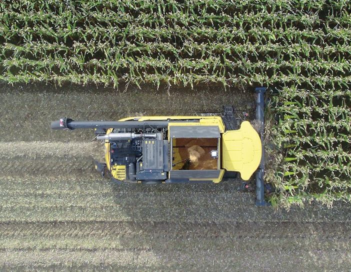 Con la stessa passata dragogt raccoglie il mais e l'andanatore crea l'andana dei residui Con la stessa passata dragogt raccoglie il mais e l'andanatore crea l'andana dei residui