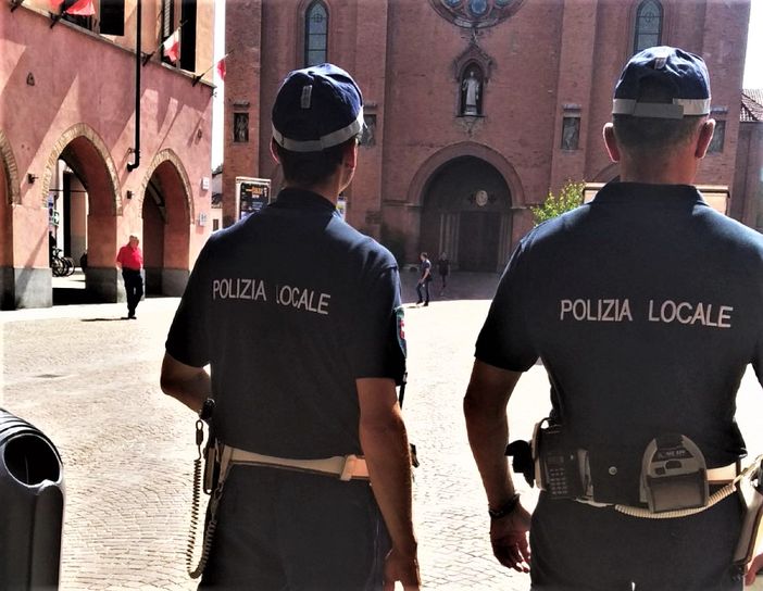 Alba, guidava senza patente su un auto non assicurata da tre anni: la Municipale lo multa per 6mila euro