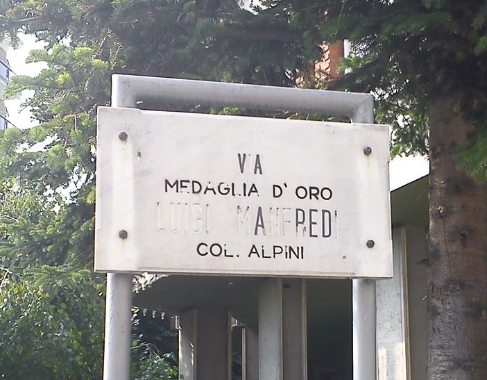 La targa su via Luigi manfredi