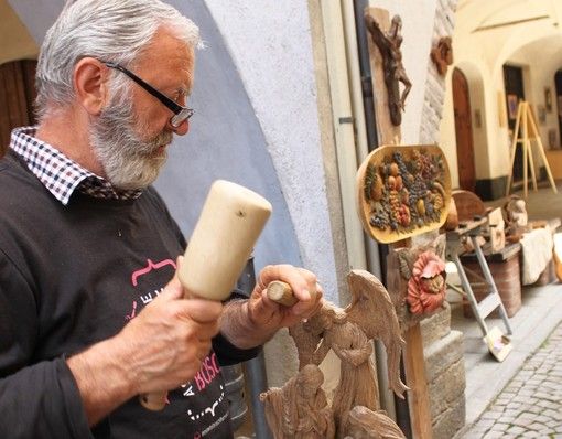 A Scarnafigi un corso per imparare a scolpire il legno com "Lj Poeta del Bosch"