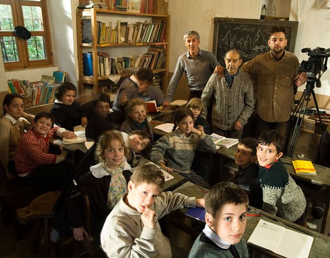 Pausa durante il girato delle scene del film Darreire l’ourisount, con la scolaresca e (da sinistra) Massimo Dalmasso, Sergio Arneodo – Sandro Gastinelli