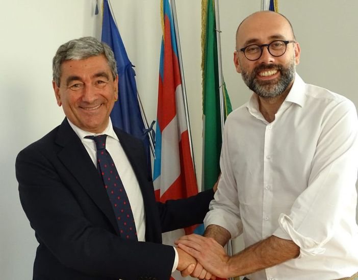 Da sinistra il nuovo prefetto Savastano con il presidente Robaldo (foto Vallauri, Provincia) Da sinistra il nuovo prefetto Savastano con il presidente Robaldo (foto Vallauri, Provincia)