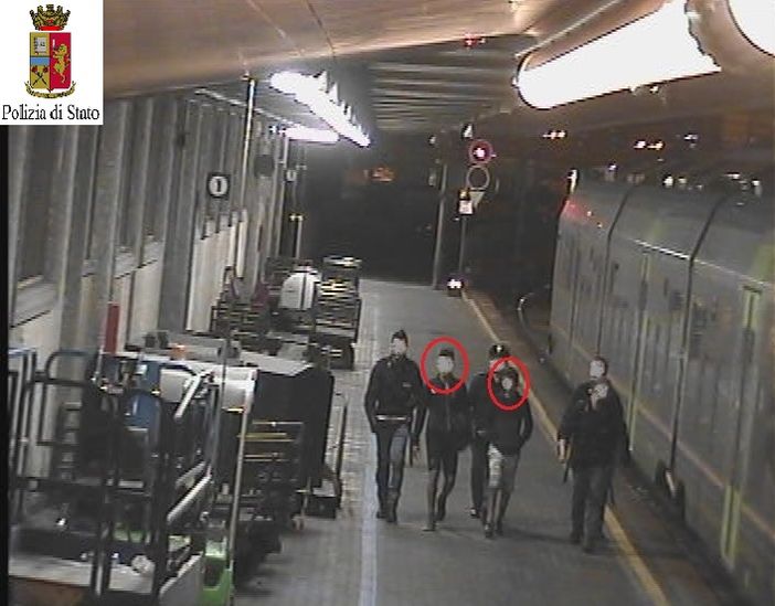 Indagini a tutto campo per identificare i giovanissimi vandali del treno di Pasqua Torino-Ventimiglia