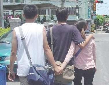 Amante deluso affigge manifesti per far sapere al marito la scappatella della moglie