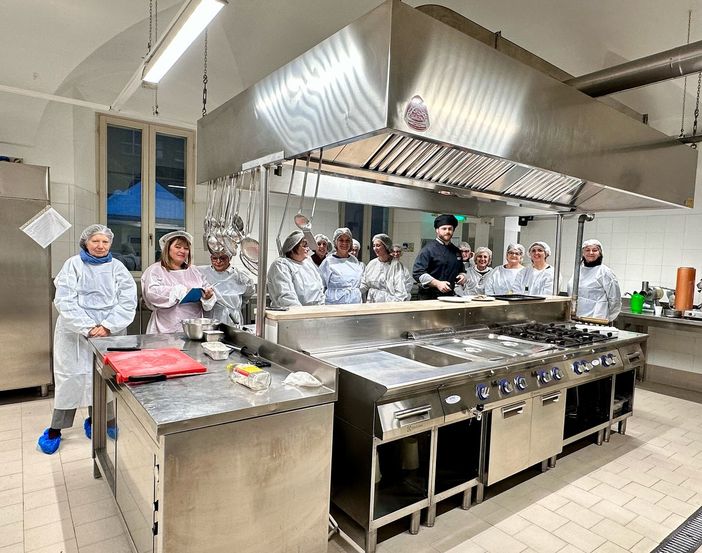 Il gruppo di partecipanti allo show cooking con lo chef Federico Passadore Il gruppo di partecipanti allo show cooking con lo chef Federico Passadore