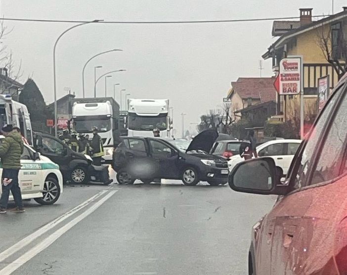 Incidente in via Cuneo a Borgo San Dalmazzo: tre vetture coinvolte, disagi alla circolazione Incidente in via Cuneo a Borgo San Dalmazzo: tre vetture coinvolte, disagi alla circolazione