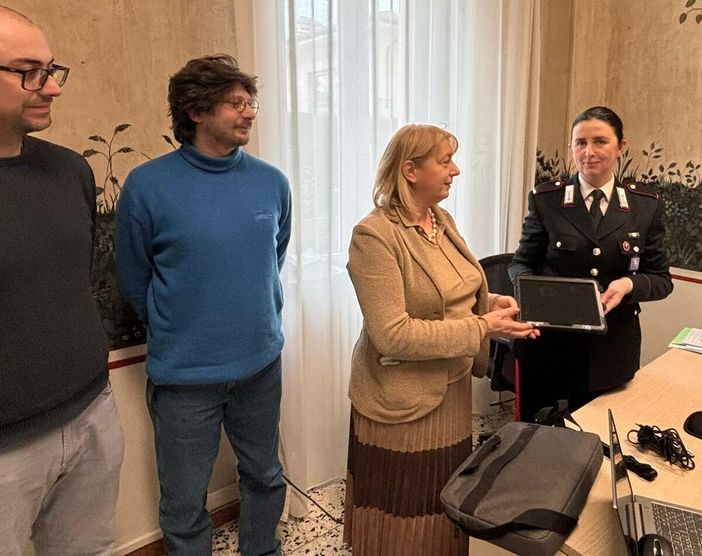 Saluzzo, caserma dei Carabinieri: la riconsegna dei Pc rubati alla dirigente del Soleri - Bertoni Alessandra Tugnoli