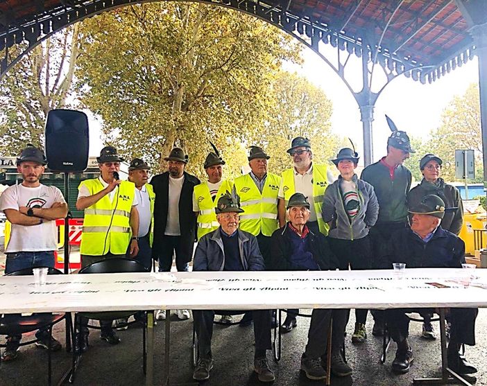 A Bra un grande successo con la polentata degli alpini e la premiazione dei soci 90enni A Bra un grande successo con la polentata degli alpini e la premiazione dei soci 90enni