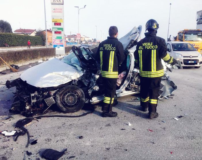 Vigili del fuoco intervengono in un incidente