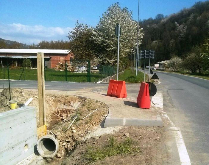 In fase di realizzazione il marciapiedi che servirà da collegamento con l’area industriale “Ex Lavalle” di Venasca In fase di realizzazione il marciapiedi che servirà da collegamento con l’area industriale “Ex Lavalle” di Venasca