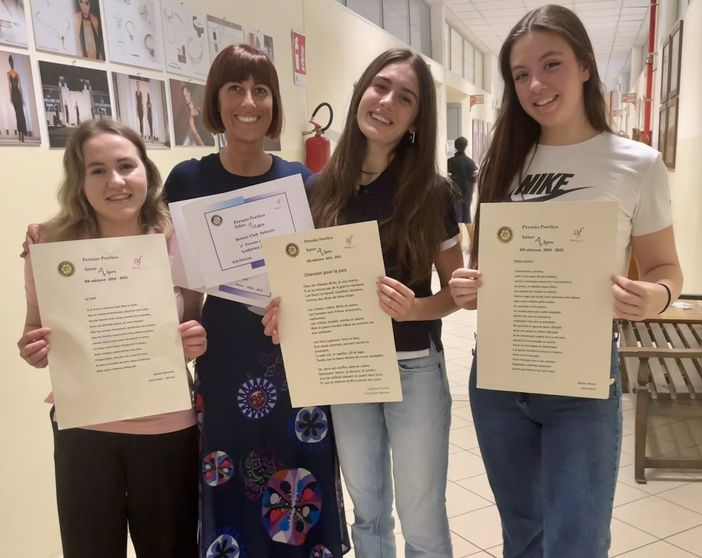 Le allieve Gjerovini, Picotto e Olivieri con la loro prof di francese Chiara Rubiolo Le allieve Gjerovini, Picotto e Olivieri con la loro prof di francese Chiara Rubiolo