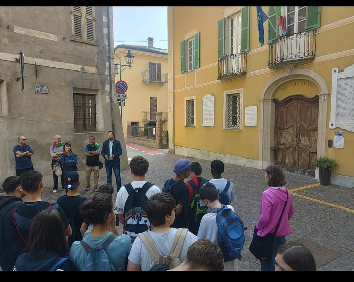 Carrù, gli alunni di terza media alla passeggiata della memoria con l'ANPI