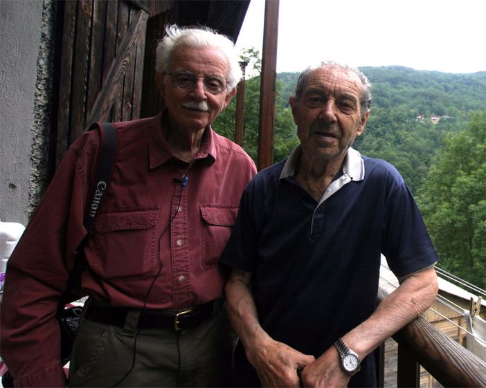 Sergio Arneodo sul balcone di casa posa in compagnia del noto fotografo americano Clemens Kalisher
