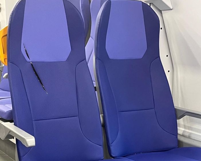 Un sedile tagliato sui nuovi treni Rock sulla linea Alba-Torino