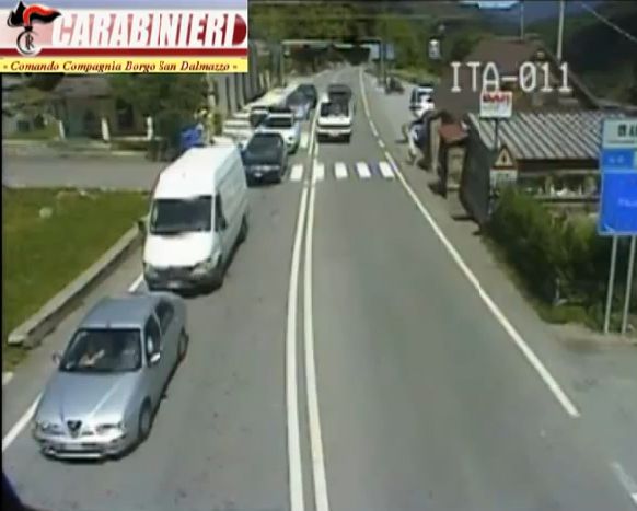 Le pericolose manovre dei "furbetti" della strada al Tunnel del Tenda: ecco le incredibili immagini choc