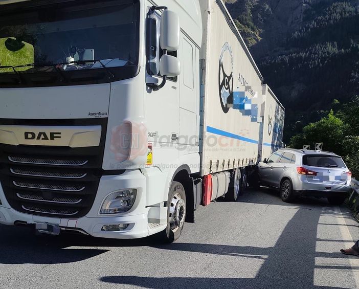 Incidente tra camion e auto a Pietraporzio: chiusa la statale 21 “Della Maddalena” Incidente tra camion e auto a Pietraporzio: chiusa la statale 21 “Della Maddalena”