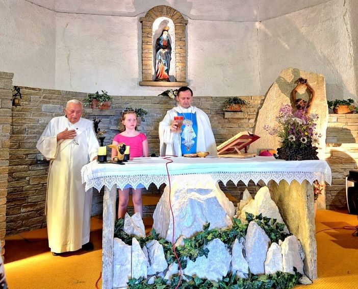 Il vescovo di Saluzzo Cristiano Bodo con il diacono Pierino Vacchetta durante la messa a nella cappella di Pian della Regina a Crissolo