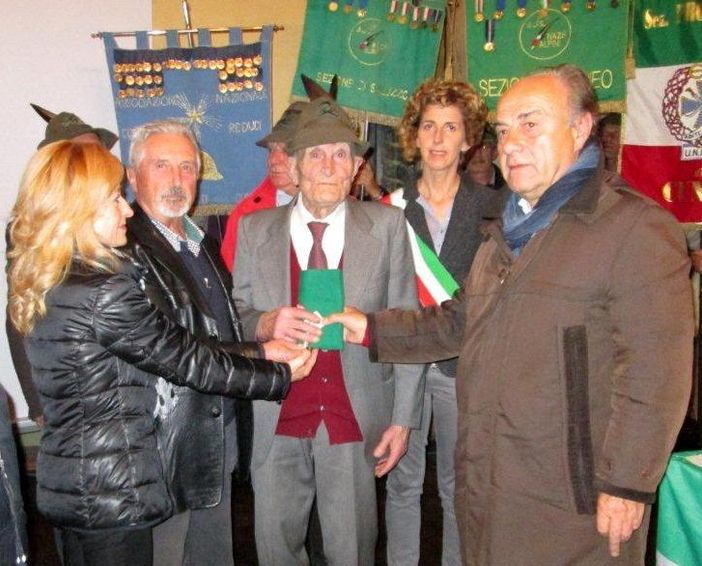 Costigliole di Saluzzo: consegna della piastrina di riconoscimento di Vittorio Quaglia ai suoi familiari