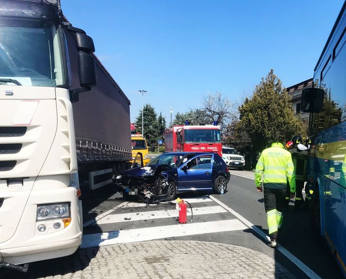 Scontro sulla circonvallazione di Fossano: un ferito lieve e traffico a lungo bloccato [FOTO]