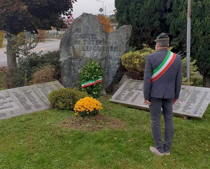 Il vicesindaco di fronte al monumento ai Caduti Il vicesindaco di fronte al monumento ai Caduti
