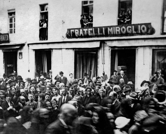 Il primo negozio Miroglio in piazza Duomo (foto archivio Miroglio)