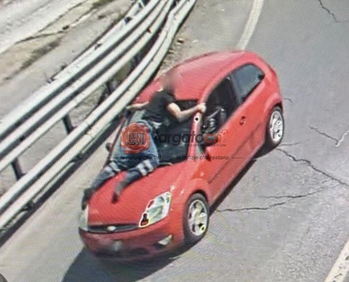 Cuneo, scappa senza pagare la rimozione: addetto prova a fermarla e resta aggrappato all'auto per oltre un chilometro Cuneo, scappa senza pagare la rimozione: addetto prova a fermarla e resta aggrappato all'auto per oltre un chilometro