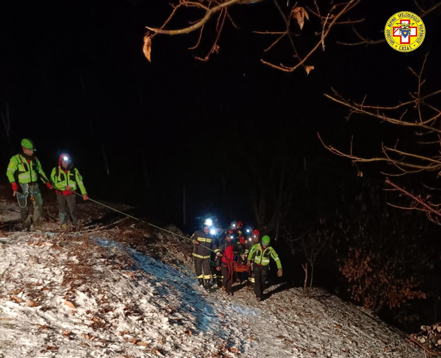 Auto esce di strada e precipita per 70 metri a Venasca: tratto in salvo il conducente