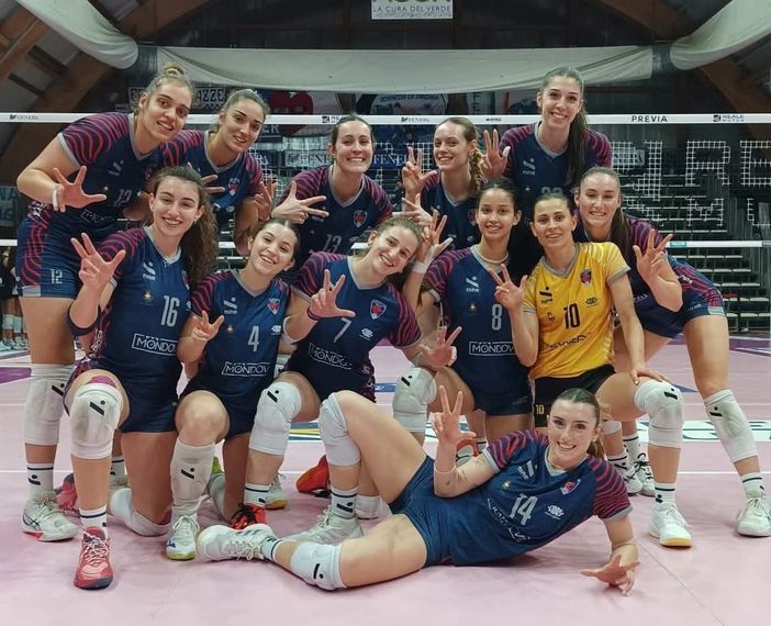 Le pumine festeggiano la vittoria sul campo del Chieri 76 (ph. ufficio stampa Mondovì Volley)