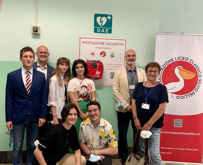L’Associazione ex allievi del Liceo Classico di Cuneo dona defibrillatori al Pellico-Peano L’Associazione ex allievi del Liceo Classico di Cuneo dona defibrillatori al Pellico-Peano