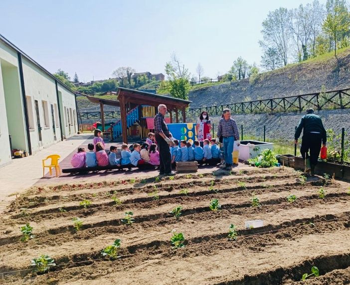 Vezza d'Alba, fragole ed erbe officinali nel nuovo orto didattico della materna