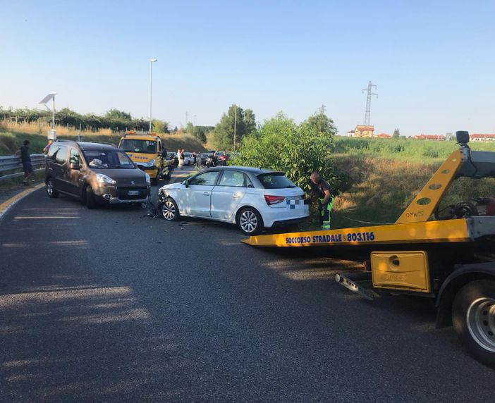 Auto imbocca la tangenziale di Fossano contromano: incidente e lunghe code Auto imbocca la tangenziale di Fossano contromano: incidente e lunghe code