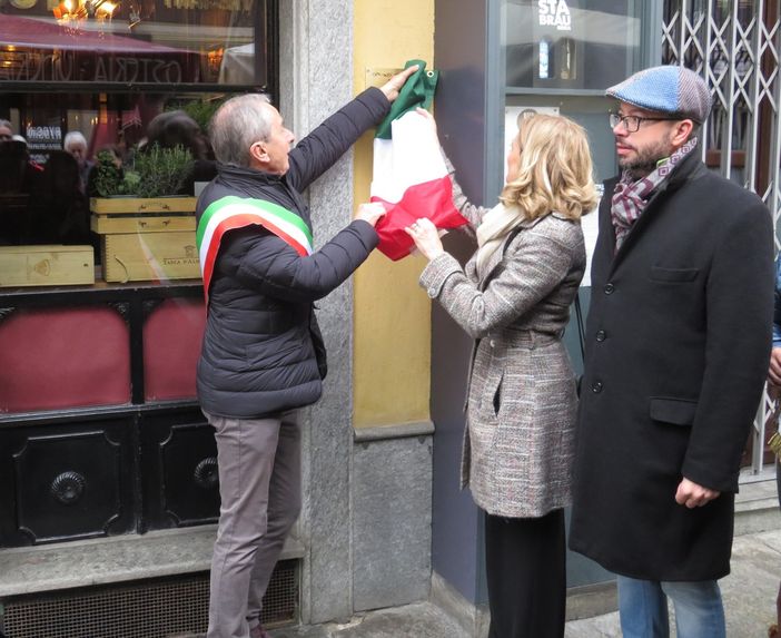 Scoperta a Bra la targa apposta sulla casa natale della scrittrice Gina Lagorio