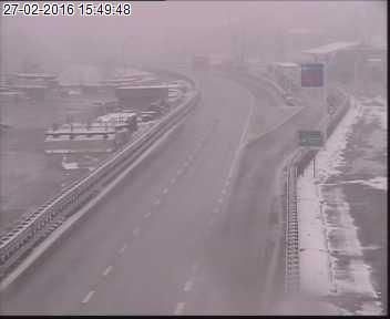 Neve sulla Torino-Savona nel tratto fossanese: al lavoro i mezzi spargisale