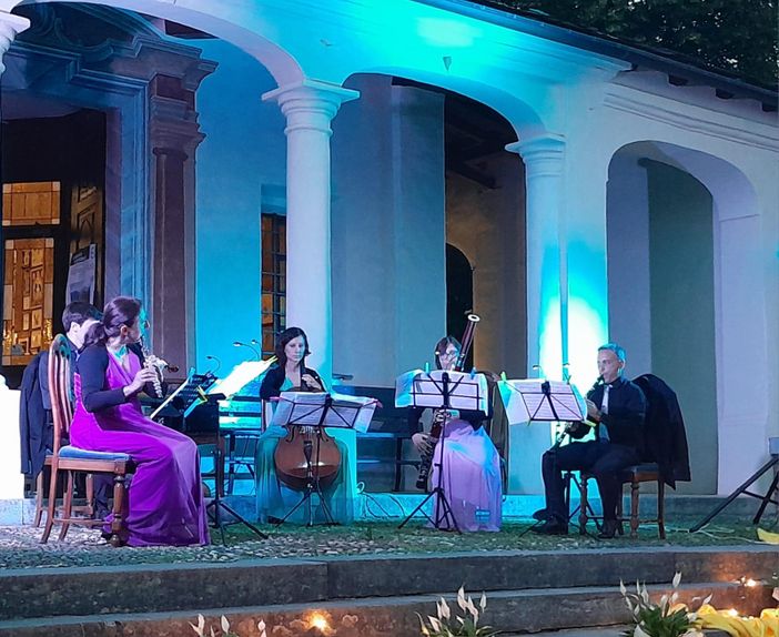 Una serata indimenticabile al Santuario di Monserrato con vista sulla città di Borgo San Dalmazzo