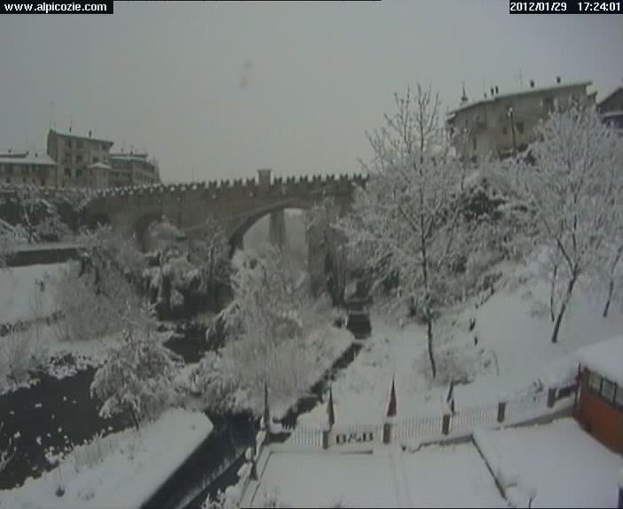 Dronero innevata ritratta dalla webcam alle 17,20 di questo pomeriggio