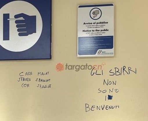 Una delle scritte comparse sulla parete della stazione di Mondovì Una delle scritte comparse sulla parete della stazione di Mondovì