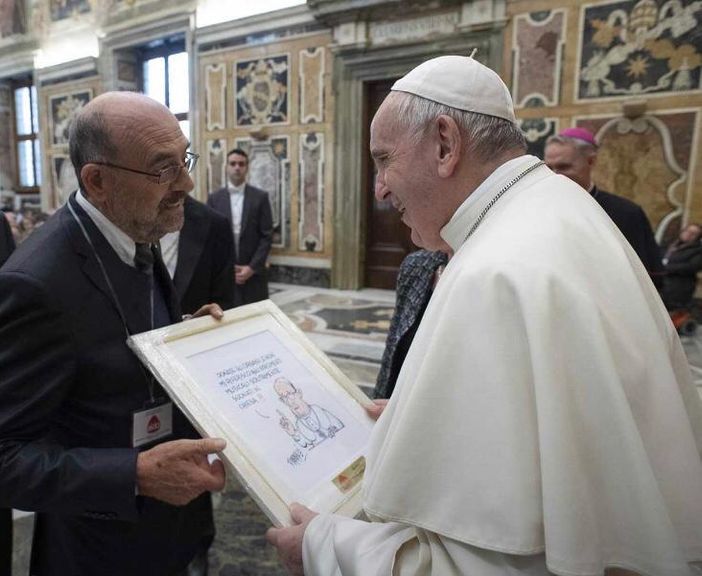 Nella foto Papa Francesco riceve dalle mani del dirigente e volontario trapiantato Aido Bruno Bottero un simpatico presente a firma di Danilo Paparelli, da sempre vicino alla causa associativa