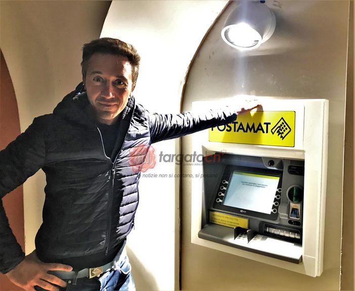 Il sindaco Re di fronte al nuovo "Postamat" installato in paese Il sindaco Re di fronte al nuovo "Postamat" installato in paese